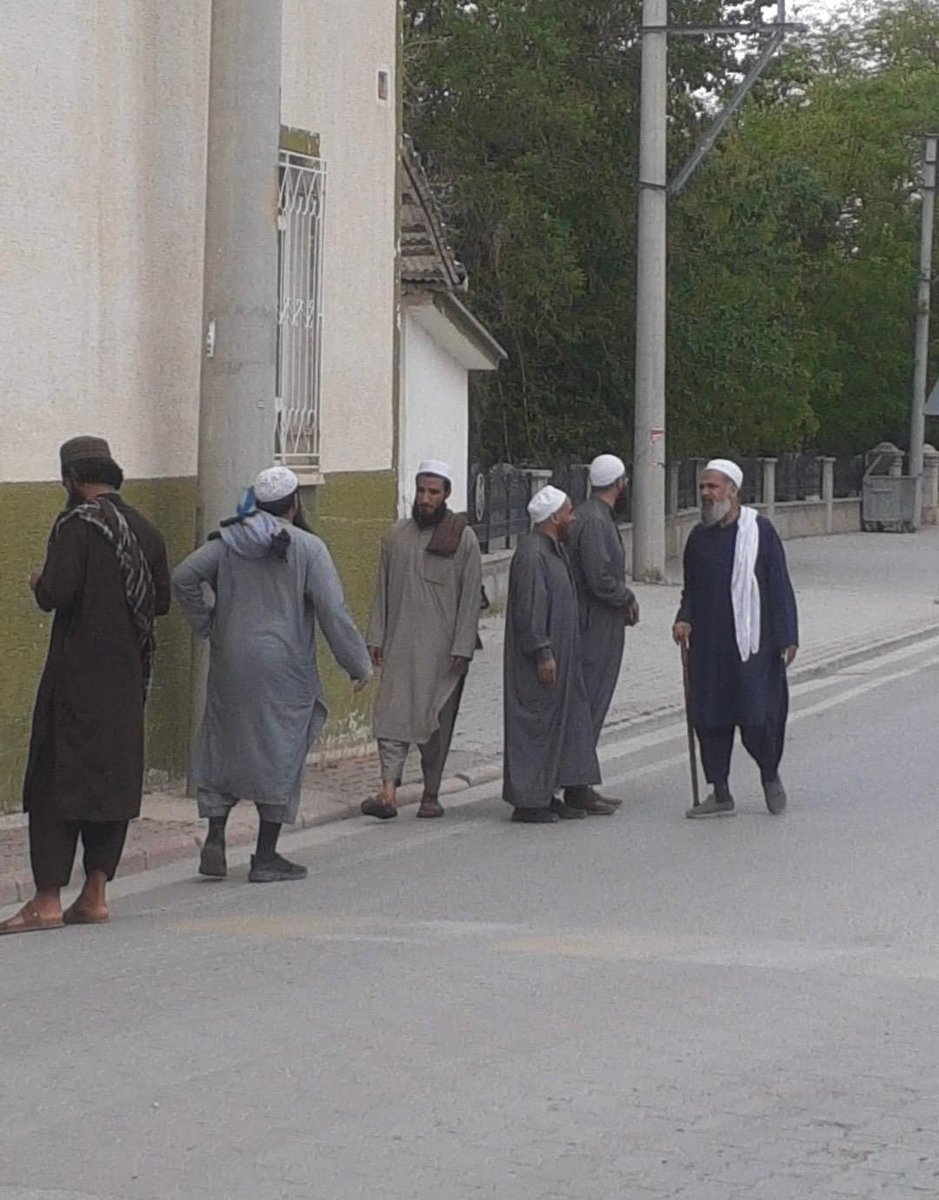 Pakistan orjinli Tebliğ Cemaati üyeleri !

Türkiye sokaklarında çekilmiş fotografları (gün içinde Konya'da çekilmiş)

Konya başta bir çok ile son 4 ayda gelenlerin sayısı hayli fazla

Kendi mescidleri ve Türkiye'den destek aldıkları cemaatler var..

Suriye savaşı çatışmaya…