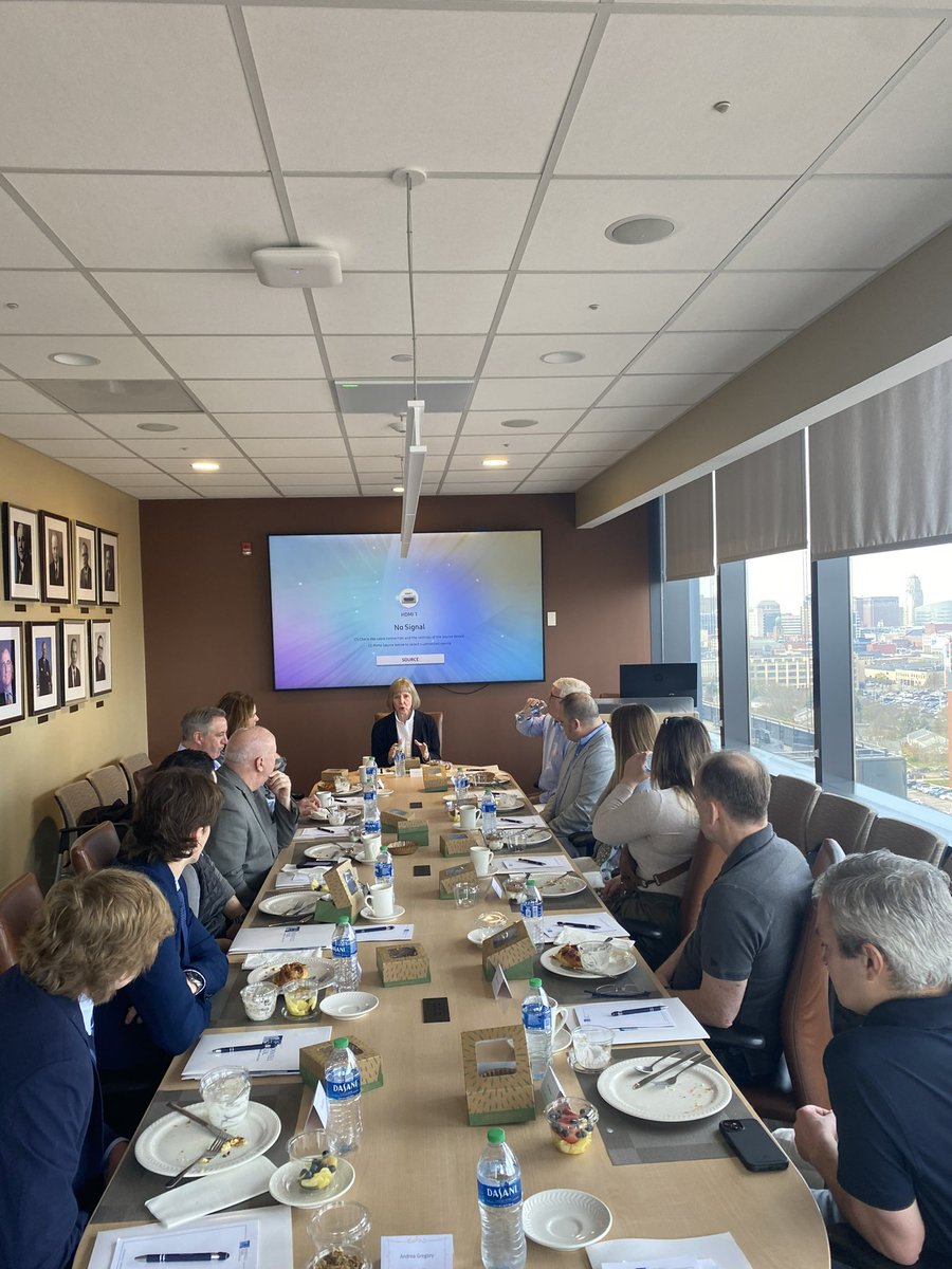 This morning some of our #11DPP players joined President and CEO Dr. Candace Johnson for breakfast. Dr. Johnson shared the latest in cancer research at @RoswellPark and why the funds raised by our community are critical in the fight against cancer. 🎗️🏒💪