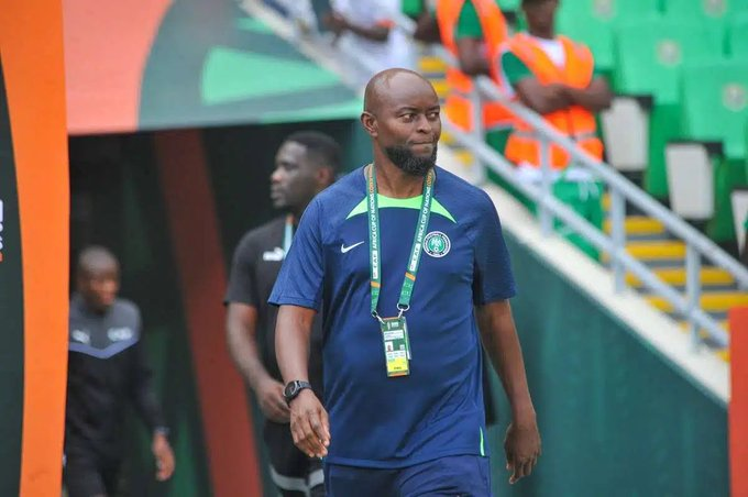 Nigeria ya tiene seleccionador: Finidi George 🇳🇬 

Tras ser asistente de José Peseiro por 20 meses y ser interino en los amistosos de marzo, fue ratificado como seleccionador de cara a los #WCQ2026.  

En paralelo, ha llevado al Enyimba FC al título de liga local.