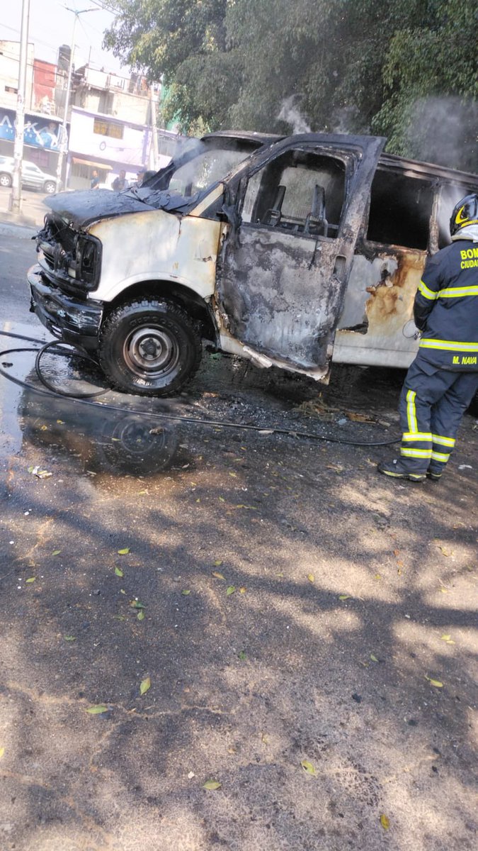 En calle Oriente 120, colonia Gabriel Ramos Millán, en @IztacalcoAl, se quemó una camioneta, no hubo lesionados, extinguimos el fuego e informamos servicio concluido. @JefeVulcanoCova