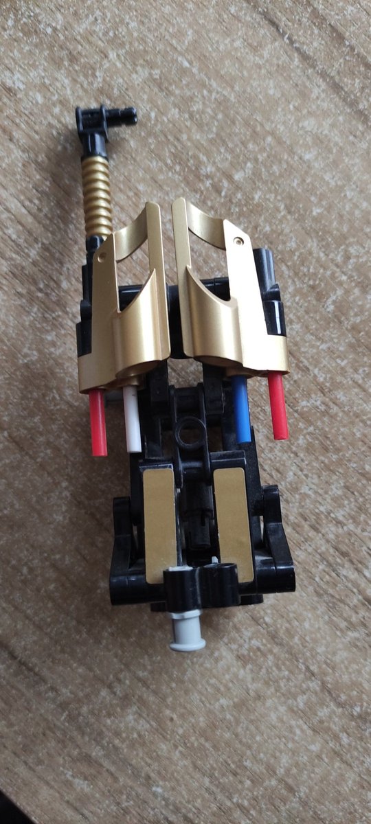 wozke's tweet photo. Cool, een stukje C-3PO set 8007 in de net uitgepakte Vinted random technisch lego doos 🤘#ThatsAFirst #Maythe4th https://t.co/tPM5uXuXgq