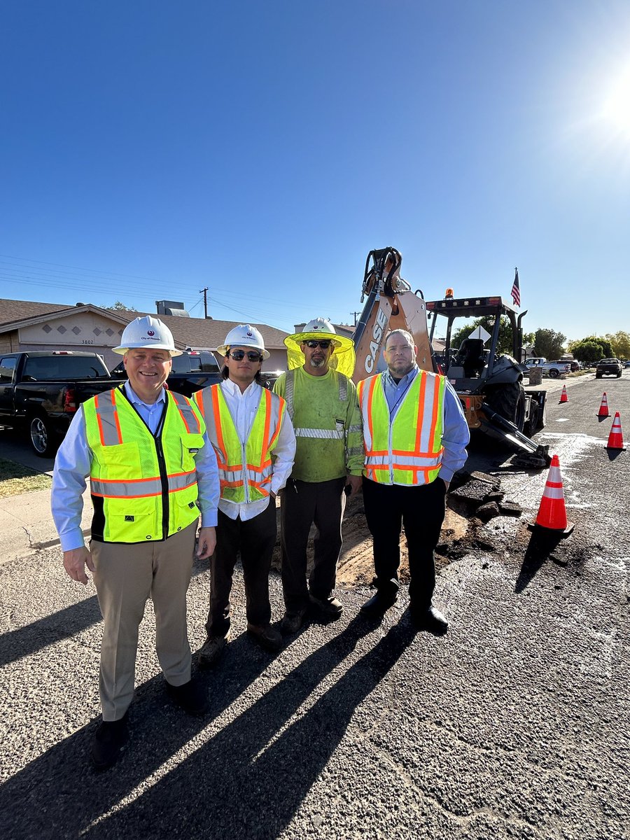 Our dept director Joe Brown visited one of our #StreetsPHX sites today, taking pause to reflect on Workers Memorial Day, which took place yesterday. This is also the 50th anniversary of the creation of the Occupational Safety and Health Act (OSHA). #WorkerMemorialDay