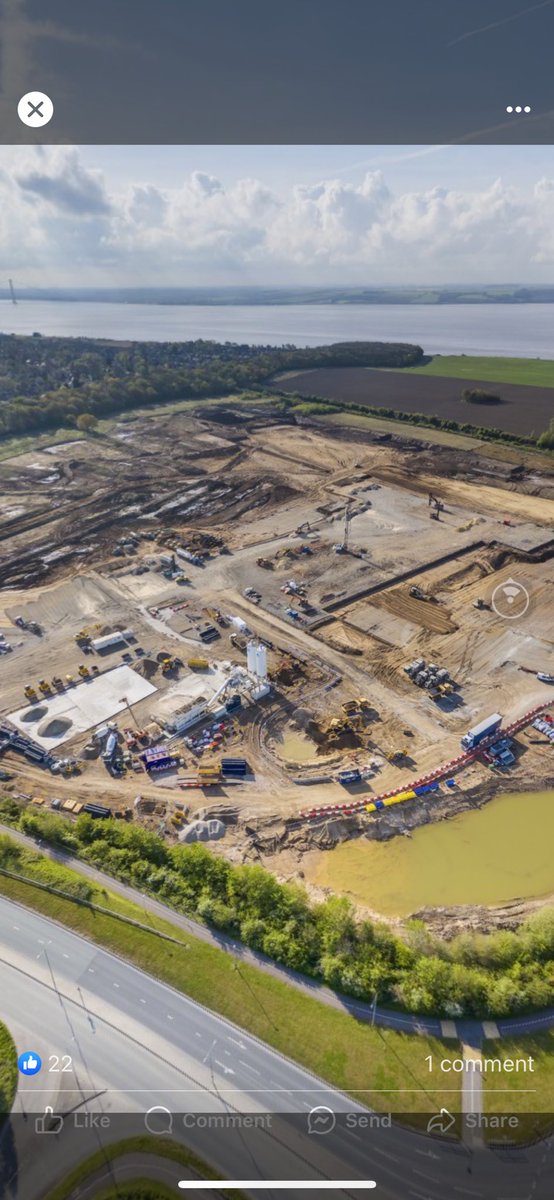 Melton Fields as now, all going under concrete 😔 you can just about make out the remaining veteran oak on the public open space. The Wolds Way National Trail runs through the line of trees up from the Humber, talk about ruining a national asset 🤷🏼‍♀️