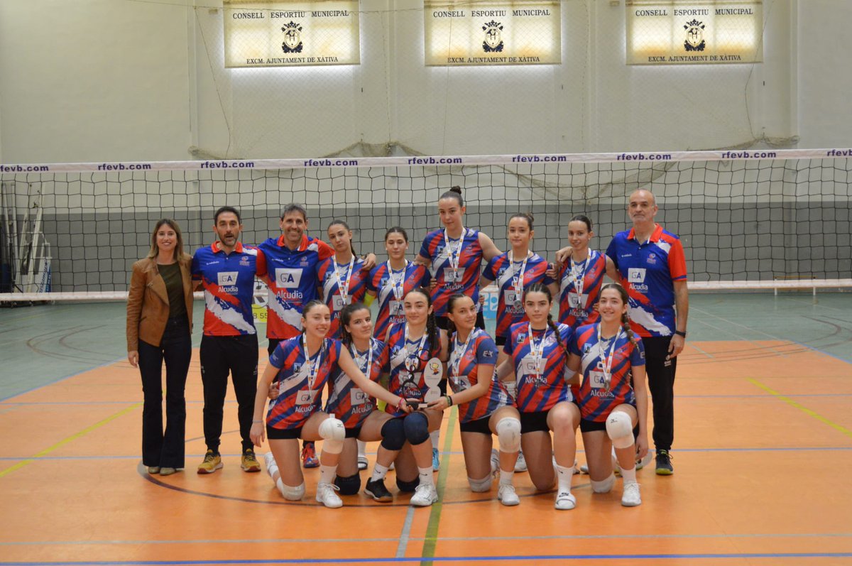 🏐L’equip infantil del @cvxativa va obtenir la medalla de bronze a la final autonòmica celebrada a Xàtiva aquest passat cap de setmana i aconsegueix així la classificació per al Campionat d’Espanya que tindrà lloc en Almeria del 28 de maig al 2 de juny. Enhorabona !