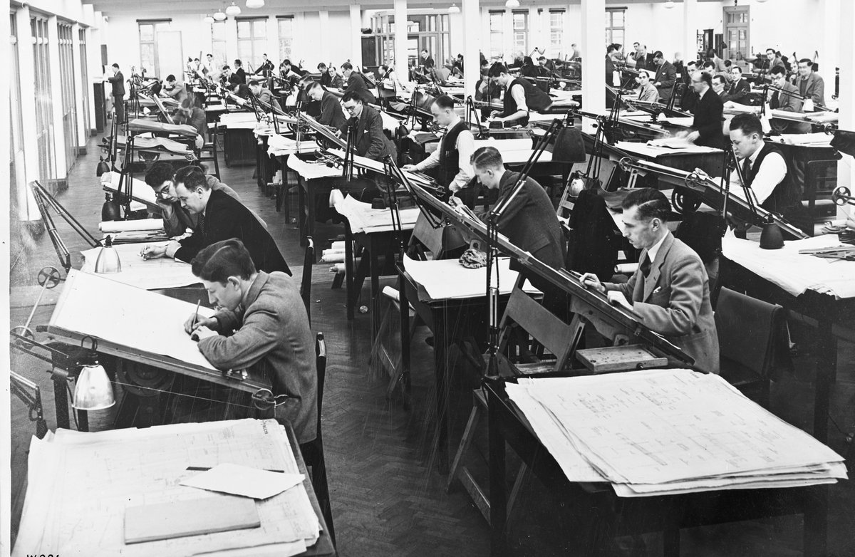 📸Interior of a drawing office at Filton, June 1943 The people in these offices translated the ideas of designers and engineers into detailed production drawings & plans. All measurements & calculations had to be done by hand using drawing tools, slide rule & calculation tables