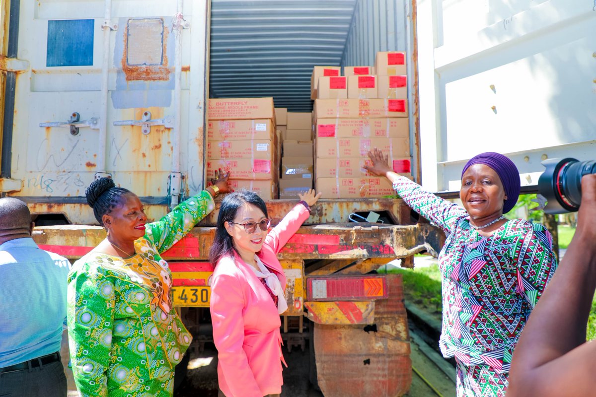 What an appealing handover ceremony of sewing machines & egg incubators from 🇨🇳 to 🇹🇿 women! So happy to meet with so many outstanding Tanzanian women leaders & hope our collaboration for women development benefit more local people. We do hold up half of the sky!