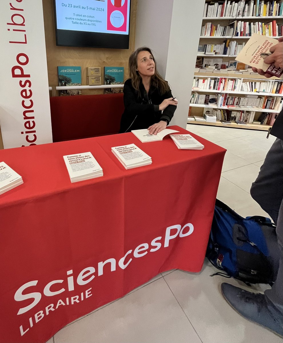 🖊️Séance de dédicace de 'Comme si nous étions des animaux' @RejaneSenac à la librairie Sciences Po, avant son grand Débat sur notre rapport à l’animalité, organisé par la Maison des Arts et de la Création @sciencespo avec le @CEVIPOF et @PRESAGEgenre @ScPoResearch