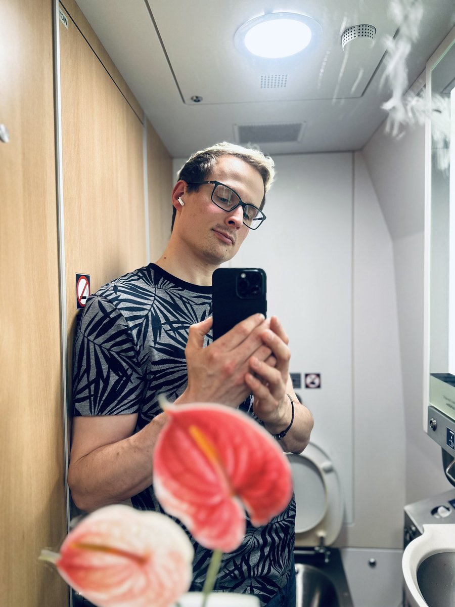 Bin mir noch Unschlüssig, 
ob ich Zug-Toiletten-Selfies 
machen sollte, 
oder lieber etwas Professionelles 😆😎

#DB #DeutscheBahn