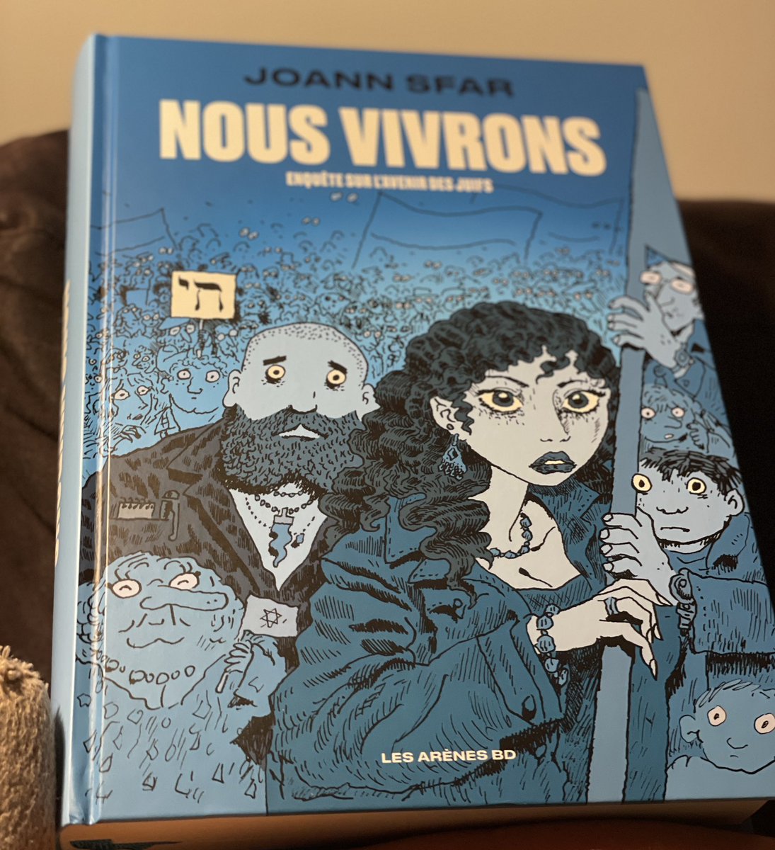 Je l’ai dévoré. C’est comme si @joannsfar avait tenu notre Journal. Son livre est notre mémoire collective. Il a su partager/retranscrire notre sidération, notre désespoir, notre humanisme aussi. Un livre universel pour qui le lit. Avec toute ma reconnaissance MERCI 🙏