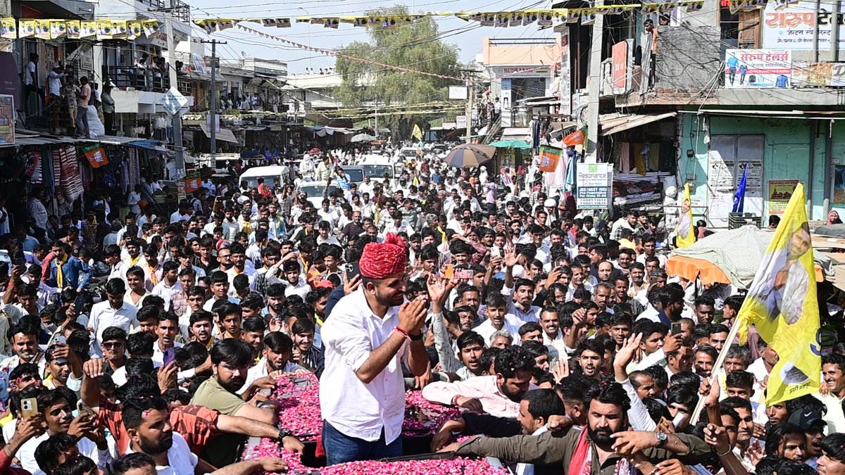 रविंद्र भाटी भाई के लिए एक पंक्ति याद आती है।

जिस दिन सारे लोग मिलकर आपको दबाने की कोशिश करे तो समझ जाओ वक्त आपका चल रहा है। 

दीर्घायु भवः @RavindraBhati__ 

#ravindrasinghbhati #Election2024