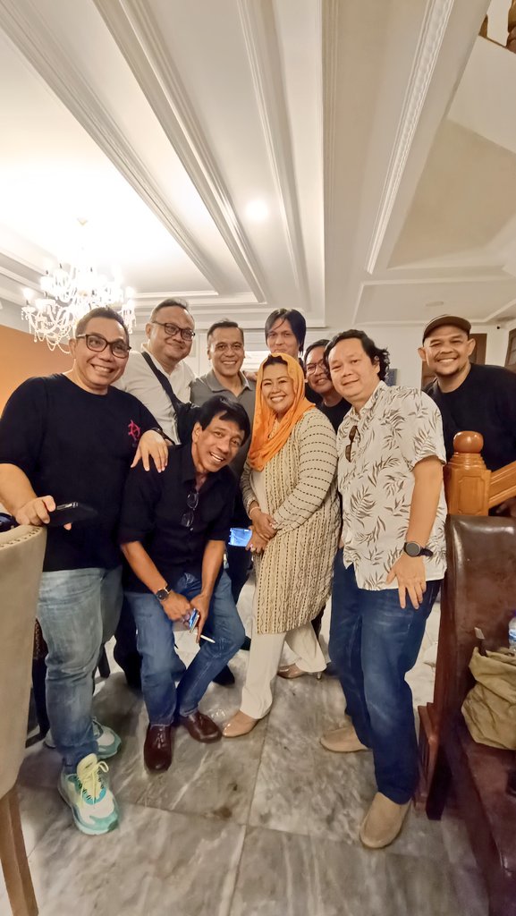 Halal bihalal bersama para sahabat. Mendengarkan mbak @yennywahid berkisah tentang asal muasal frasa ‘halal bihalal’ yang menjadi keunikan kaum Muslimin Indonesia. Sekaligus akhirnya ketemu lagi sama Once setelah menang di pileg kemarin. Semoga amanah.