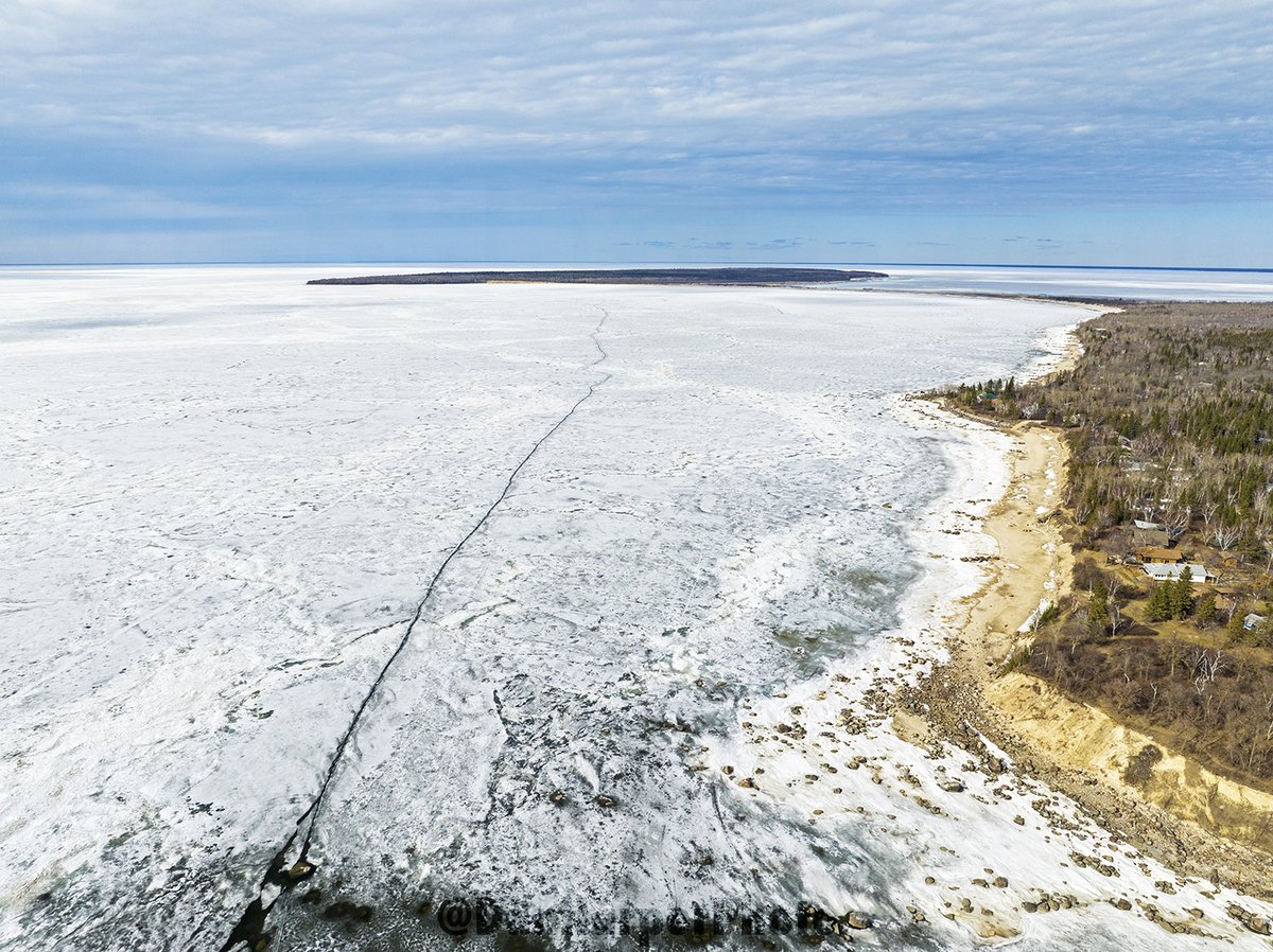 This MASSIVE crack went from Elk Island all the way to Hillside Beach, about 8km!
It's interesting how these huge sections of ice break off during the melt.

#VictoriaBeach #Manitoba #WinnipegPhotographer #DJIMavic3 #LicensedDronePilot #Drone