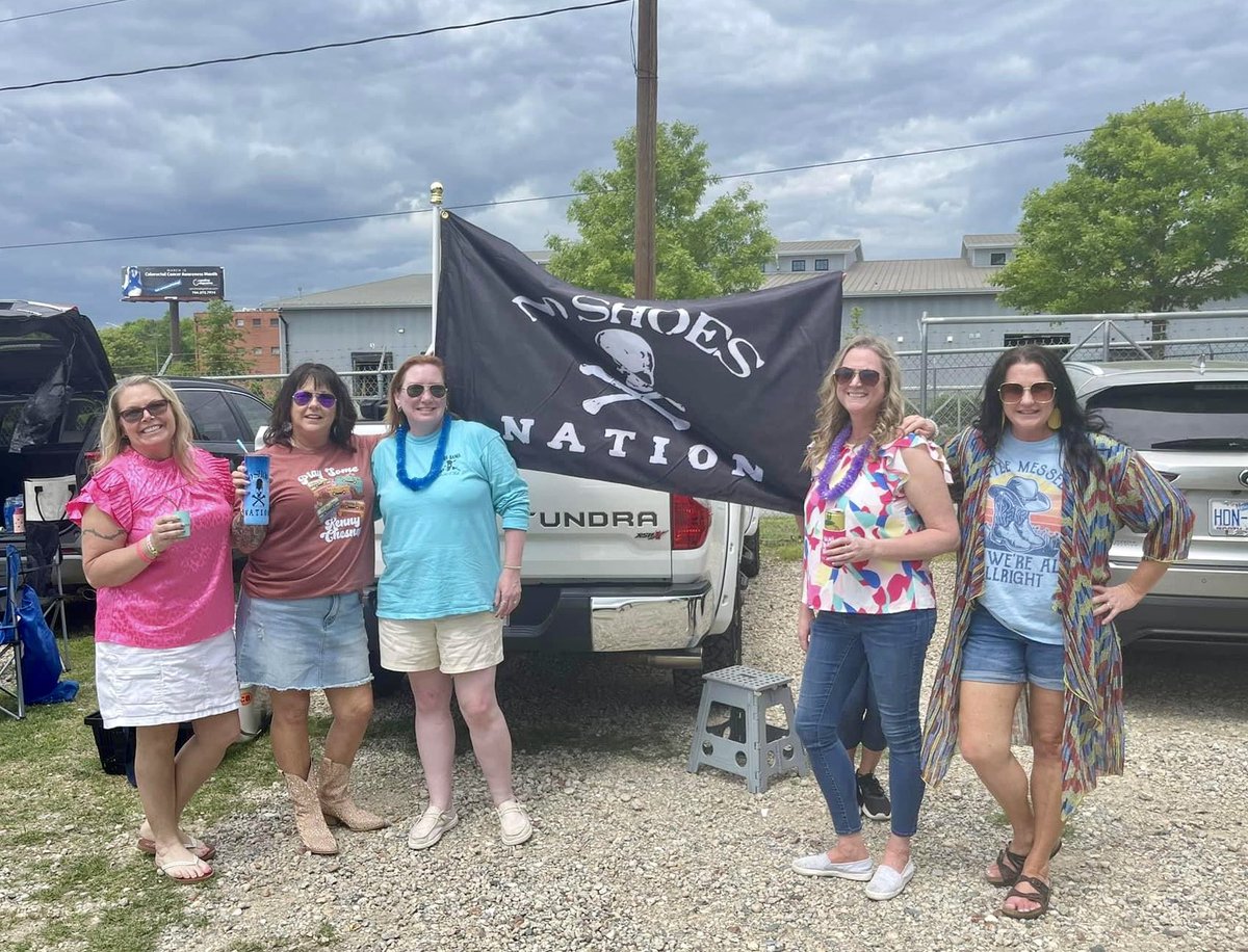 #NoShoesNation tailgate party before the #WhenTheSunGoesDown @kennychesney NEVER disappoints!!
@noshoesradio @noshoesnation 
Coconut rum was flowing @BlueChairBayRum