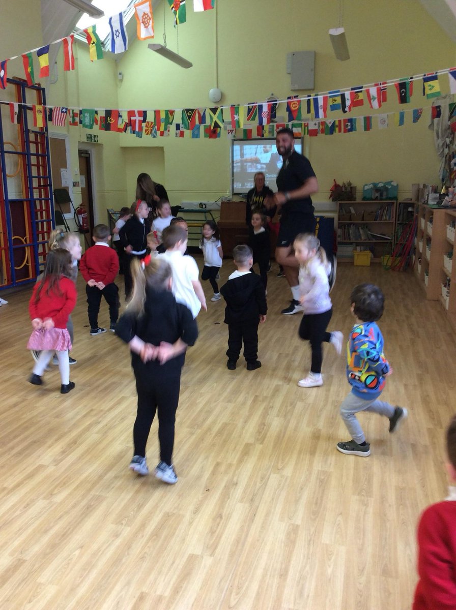 Dosbarth Fir loved their PE lesson with @Jamesthrows this morning! Their listening skills were excellent! I wonder if we have an future discus throwers in our nursery/reception 🤩 #healthandwellbeing #healthyandconfident #eyfs