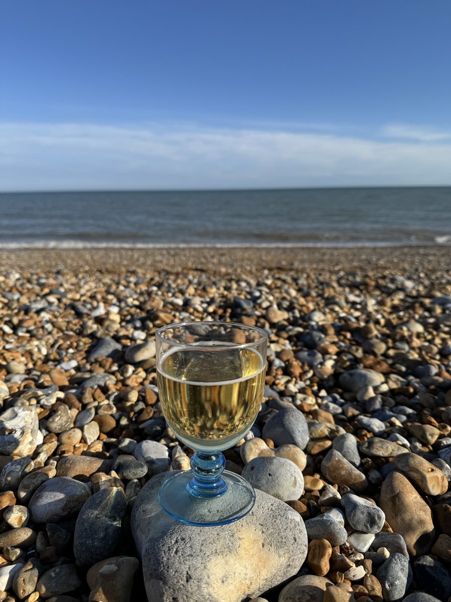 At last! Celebrating my first paddle in the sea of the year (very brief 🥶) and first day it’s been warm enough to sit and contemplate #SunnySussexCoast # Cheers