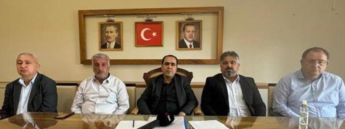 DEM Parti'den Şanlıurfa Birecik Belediye Başkanı seçilen Mehmet Begit, 4 meclis üyesiyle birlikte partisinden istifa etti. Begit, bayrağımıza, devletimize ve Cumhurbaşkanımıza hakareti kabullenemeyiz diye açıklama yaptı.