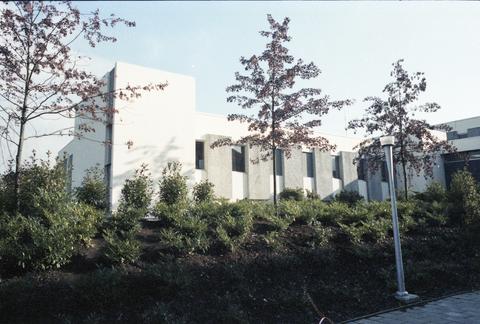 Photos from our BCIT archives take us back in time. 

This 1980s photo features the exterior of the Broadcast Centre (SE10) on the Burnaby Campus. Much has changed on campus since then! 

#BCIT #BCITCPF #BCITArchives @BCITArchives
BCIT Archives no. C23-a006142