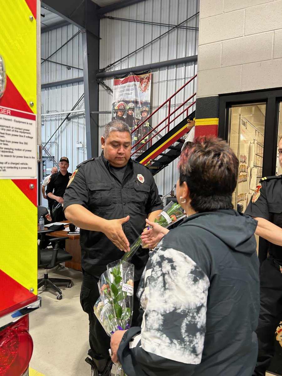 SixNationsGR's tweet photo. Sunday, April 28th was Pay-It-Froward day, and Chief Hill was up to the occasion, paying it forward at local coffee shops and hanging out flowers and sweets to the community! You never know how much a kind gesture can brighten someone's day! https://t.co/GlJ7qO6PCa