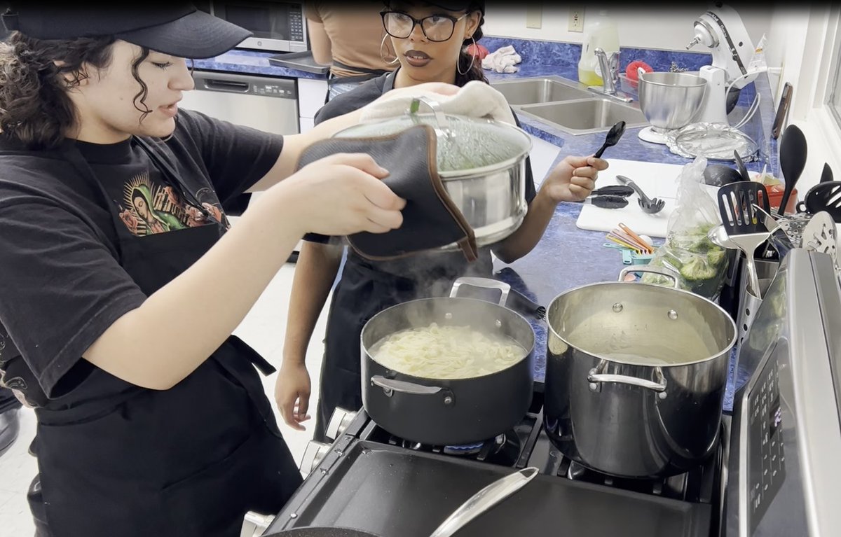 Culinary Arts students from Tammy Borreman’s class at Carson Middle School competed in a “Discovery Kitchen Cook Off.” The timed cooking competition featured teams who prepared dishes for judging. Whose cuisine reigned supreme? The boneless buffalo wings. carsoncityschools.com/news/News_Rele…