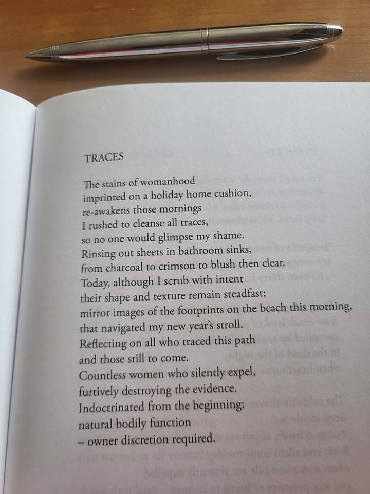las net een prachtig gedicht over dat bloed van vrouwen 'Traces' by Jackie Lynam, from her collection 'Traces: Poems and Essays'... #sophieenjeroen