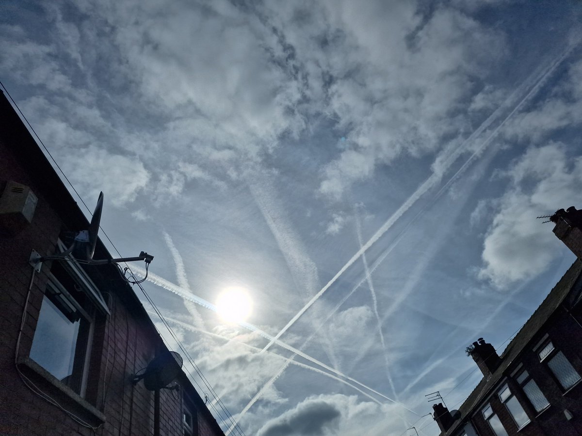 Spot the difference. #AirplaneClouds