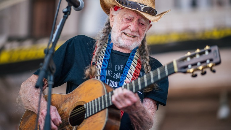 13hearts_afire's tweet photo. Happy 91st Birthday, to legendary Texan, outlaw country star & artist, actor, as well as The Ambassador to Weedville; the one and only, Willie Nelson! 🎂
#BoogerRed #RedHeadedStranger
#ShotgunWillie 🤠🚬 https://t.co/puBYQ42DUo