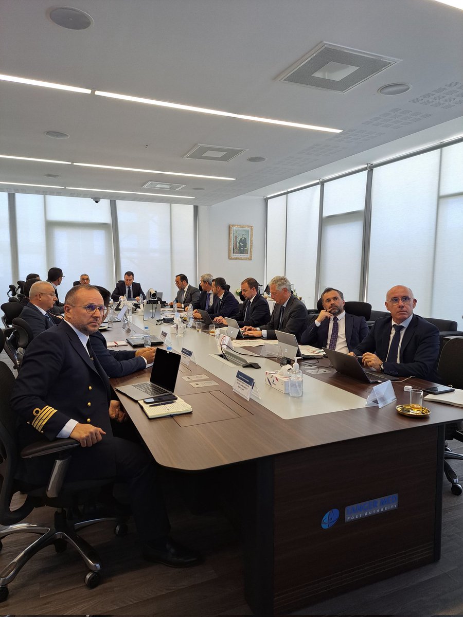 🌊El director general de #MarinaMercante, @Santana_Gus, ha presidido hoy en #Tanger la reunión de coordinación de la #OperacionPasoDelEstrecho. ⛴️ Se ha aprobado el plan de flota para el mayor movimiento de personas entre dos continentes, entre el 15 de junio y 15 de septiembre.