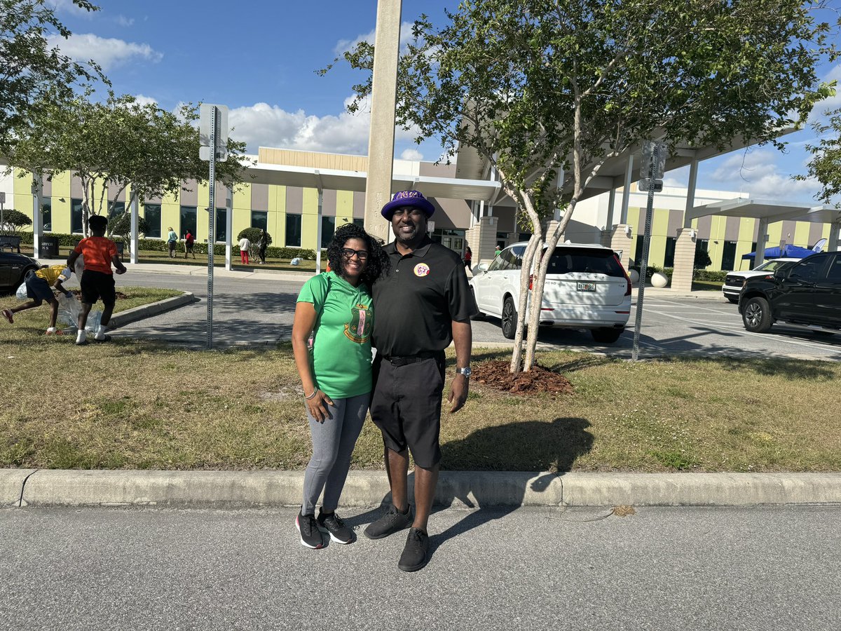 Saturday at Carver I witnessed the best thing ever. A campus full of students organizations, City of Orlando, Jet Blue and the ladies of AKA. They came ready to work for Earth Day! Even Mrs. Danner was there