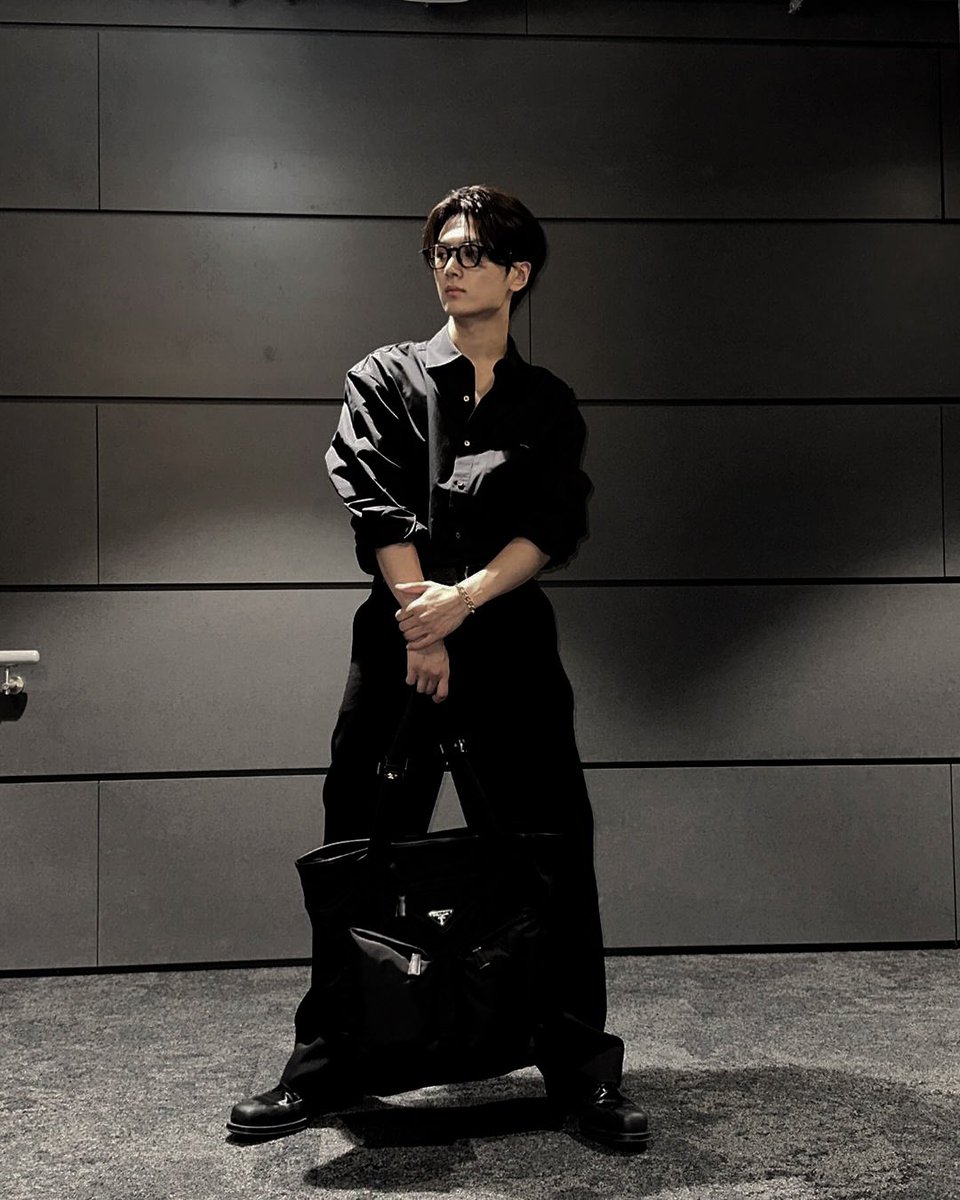 Mffescal's tweet image. Noticed how I went for a bit of a mix with these pics? Like, switching up the style game. I swiped the idea from the youngest, fyi. I'm kinda digging the results, especially paired with this slick Prada bag I've got on lock. It's all about mixing it up and finding your own vibe.