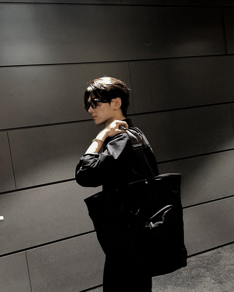 Mffescal's tweet image. Noticed how I went for a bit of a mix with these pics? Like, switching up the style game. I swiped the idea from the youngest, fyi. I'm kinda digging the results, especially paired with this slick Prada bag I've got on lock. It's all about mixing it up and finding your own vibe.