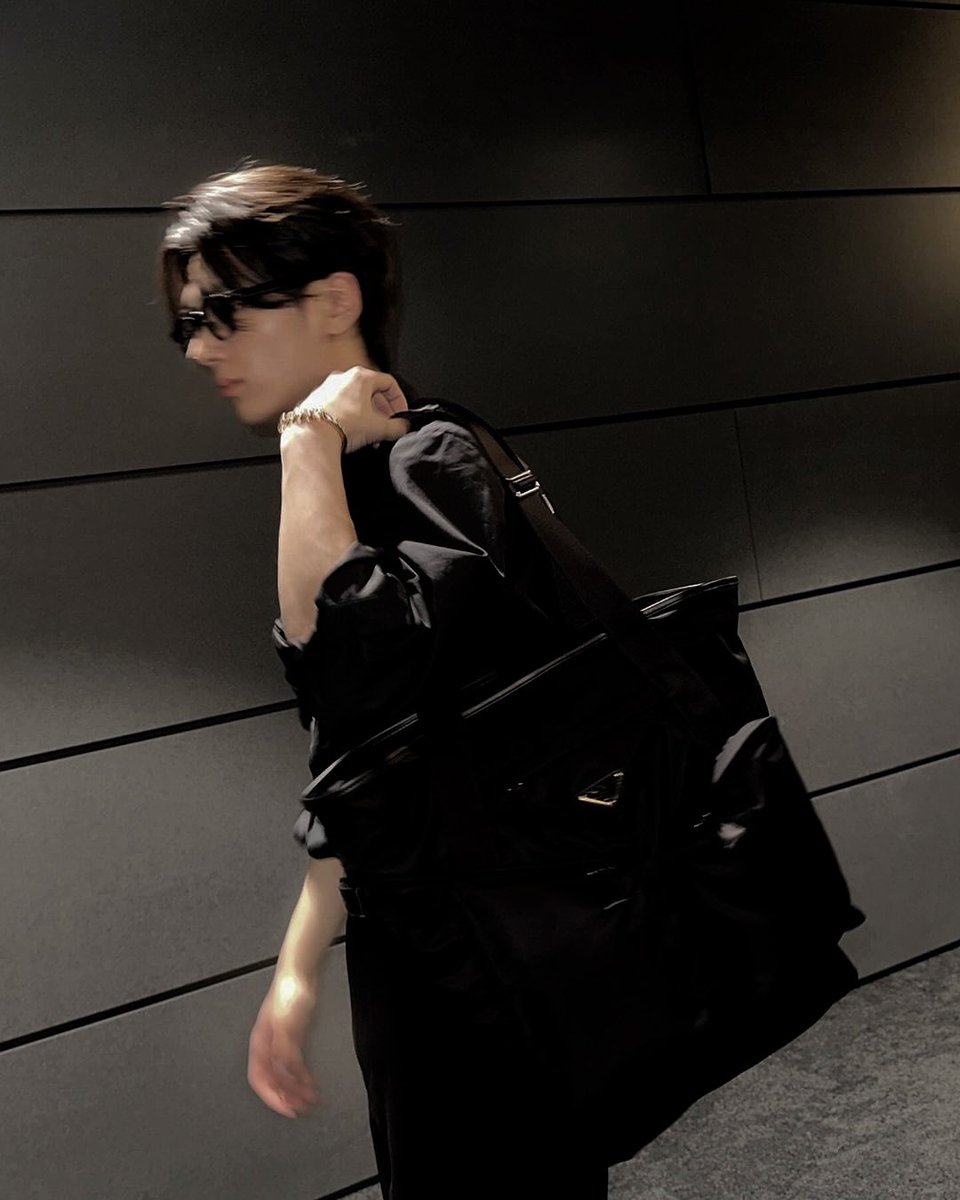 Mffescal's tweet image. Noticed how I went for a bit of a mix with these pics? Like, switching up the style game. I swiped the idea from the youngest, fyi. I'm kinda digging the results, especially paired with this slick Prada bag I've got on lock. It's all about mixing it up and finding your own vibe.