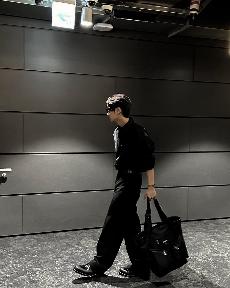 Mffescal's tweet image. Noticed how I went for a bit of a mix with these pics? Like, switching up the style game. I swiped the idea from the youngest, fyi. I'm kinda digging the results, especially paired with this slick Prada bag I've got on lock. It's all about mixing it up and finding your own vibe.