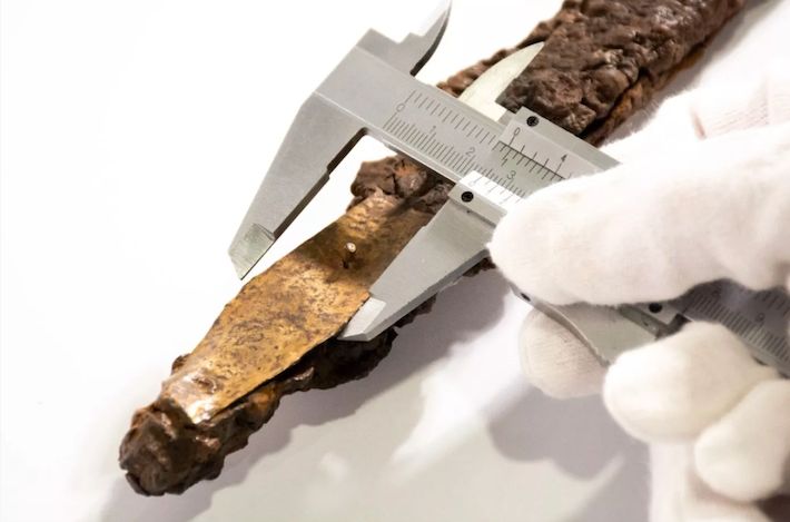 A sword found in Valencia, #Spain in 1994 is the first Islamic-era weapon to be found in the city. Dated to the 10th century, it reflects Iberia's Arab inheritance. (Image: SIAM) archaeology.org/news/12351-240…