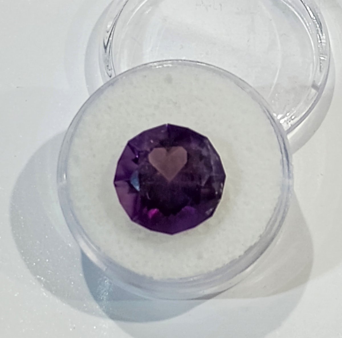 Untreated beautiful 8 caret Colorado Amethyst - NFS!

Only one photo and one video out of respect for future owner....

#Colorado #AmethystMagic #amethyst #amethystjewelry #amethystcrystal #americangem #americangemstones #faceted #facetedstones #facetedgems