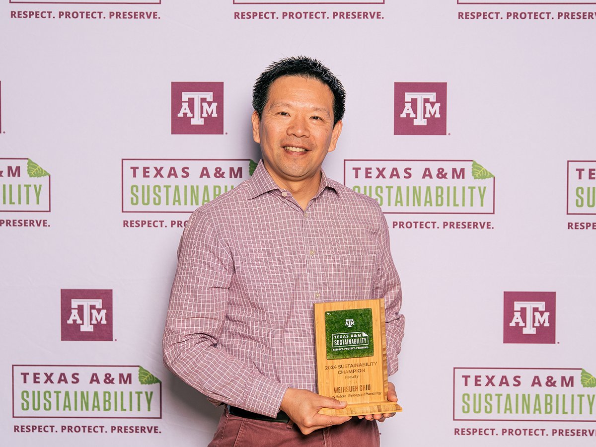 @tamusuperfund Dr. Weihsueh Chiu received the 2024 #Sustainability  Champion Award for his role in developing the #ClimateVulnerability Index (CVI), the most comprehensive screening tool of its kind. Congratulations Dr. Chiu! 👏👏  @SRP_NIEHS @tamutox @tamuvetmed