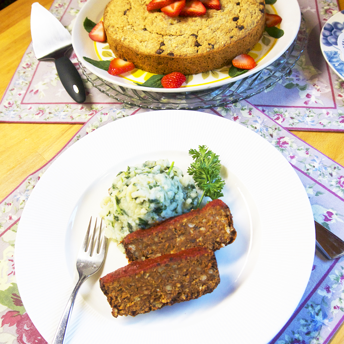 This classic “meatloaf” and mashed potatoes combo, made vegan, makes a hearty and delicious plant-based and gluten-free weeknight meal.🌞jazzyvegetarian.com/vegan-family-d…

#vegan #veganfood #plantbased #easyrecipes  #easycookingathome #veganmeatloaf #plantbasedmeatloaf #plantbasedbaking