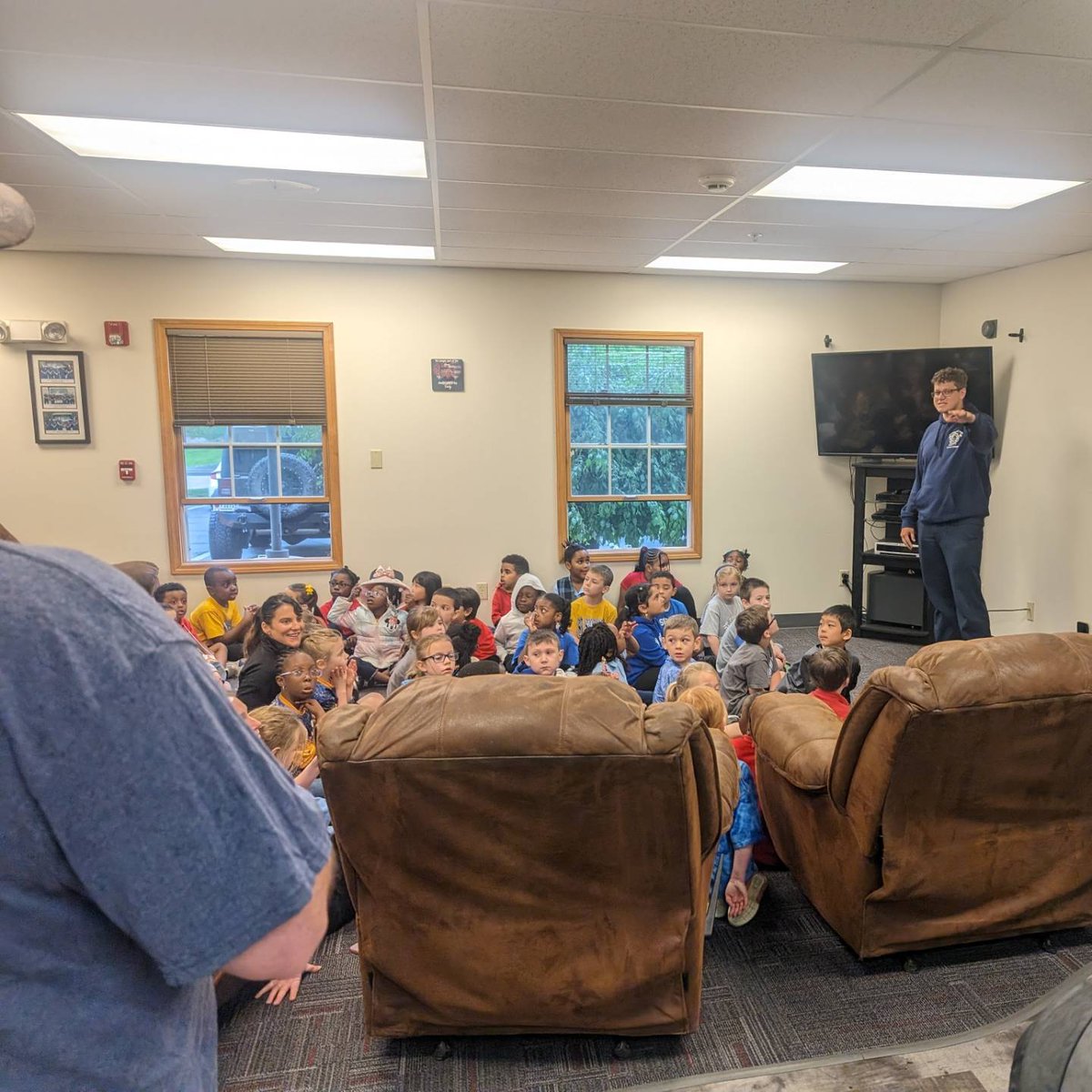 avonfiredept's tweet photo. Station 143 had several visitors from St. Susanna School today! The kindergarteners were shown the fire house, gear, and engine. They even picked out their own fire helmets! Visit our website if you're interested in scheduling your own tour! 🚒🚑 https://t.co/BreoTVXOnL
