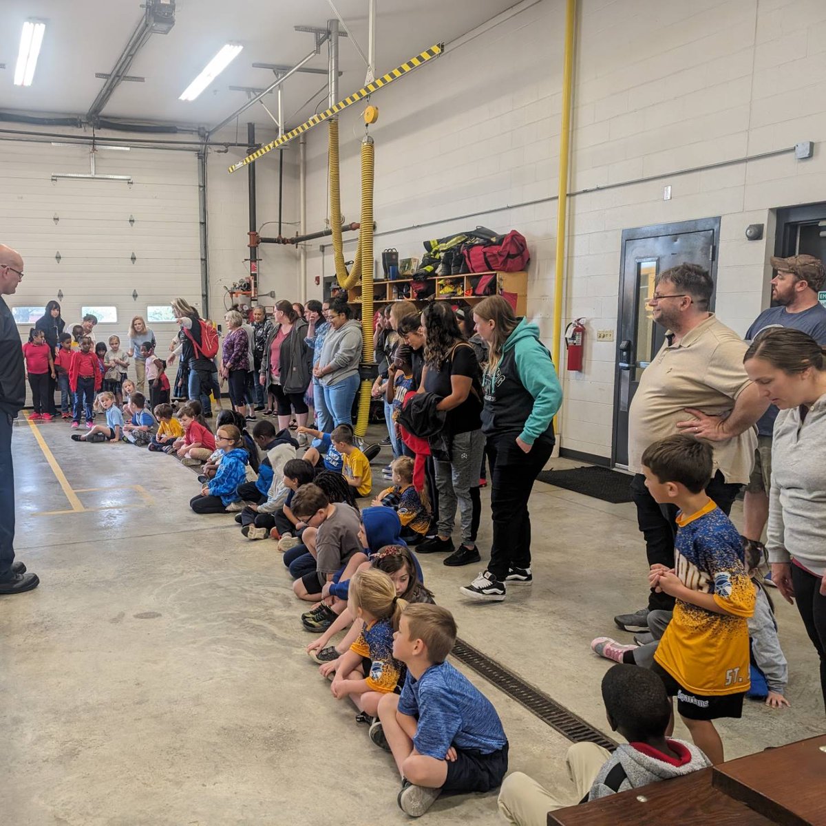 avonfiredept's tweet photo. Station 143 had several visitors from St. Susanna School today! The kindergarteners were shown the fire house, gear, and engine. They even picked out their own fire helmets! Visit our website if you're interested in scheduling your own tour! 🚒🚑 https://t.co/BreoTVXOnL