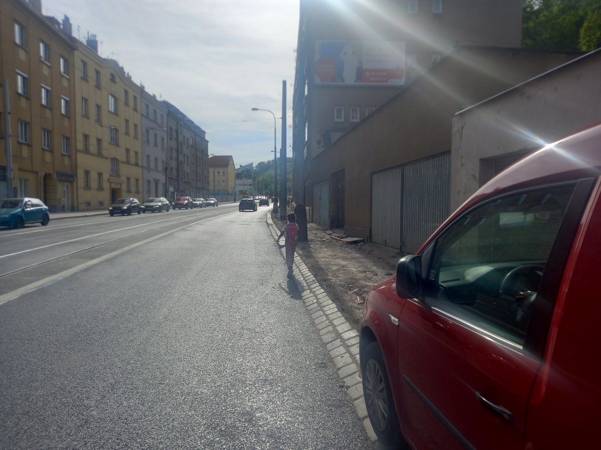 ajkawolf's tweet photo. @mcpraha5 A chodci na Radlické mají jít kudy?! Chodník rozkopaný již několik měsíců, silnice ale patří autům. Kočárky, vozíčkáři, důchodci apod na #Smíchově nevítáni. Je  to ostudné, nedůstojné a nebezpečné. https://t.co/kZUQc4kEUP