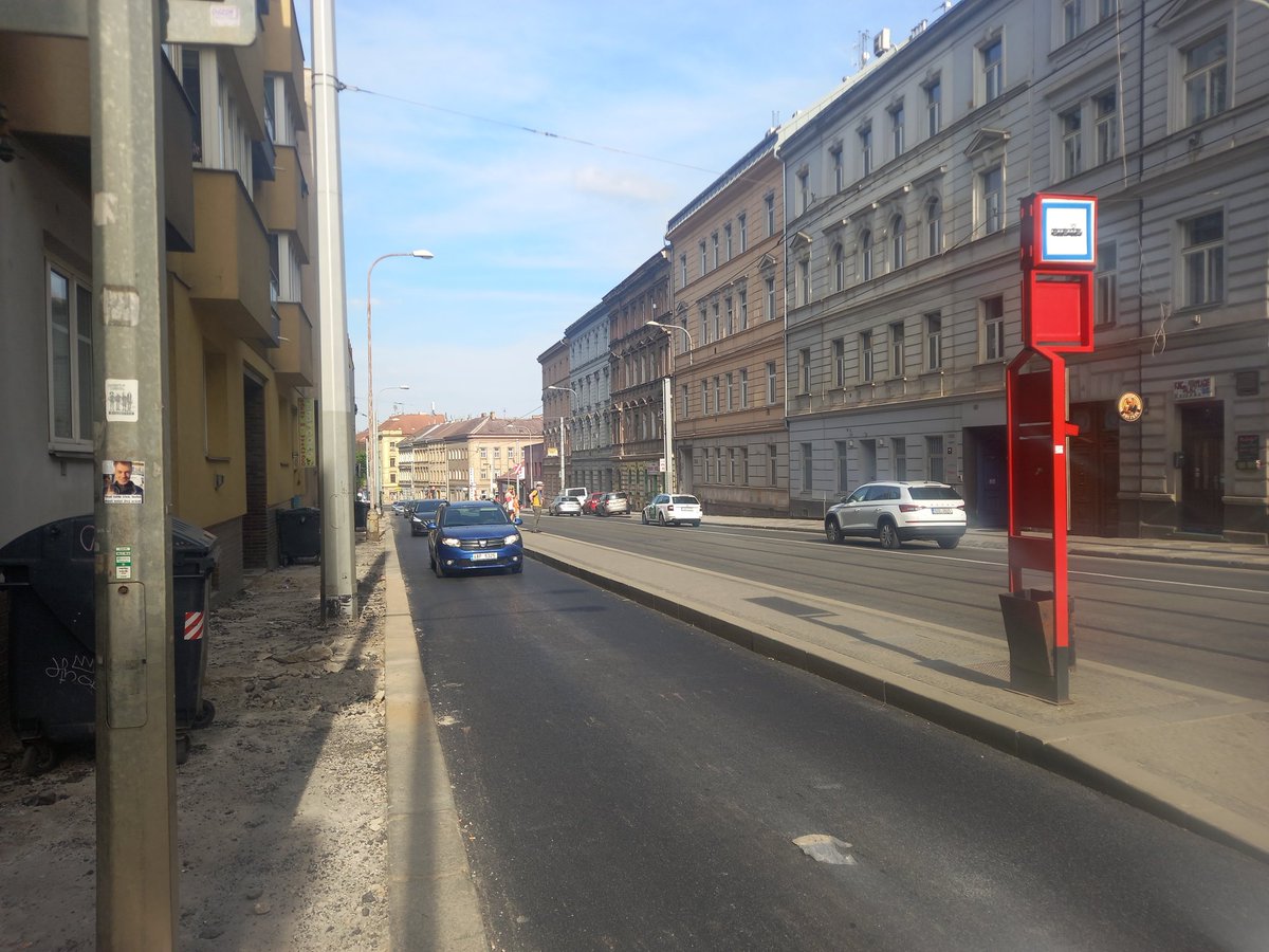 ajkawolf's tweet photo. @mcpraha5 A chodci na Radlické mají jít kudy?! Chodník rozkopaný již několik měsíců, silnice ale patří autům. Kočárky, vozíčkáři, důchodci apod na #Smíchově nevítáni. Je  to ostudné, nedůstojné a nebezpečné. https://t.co/kZUQc4kEUP