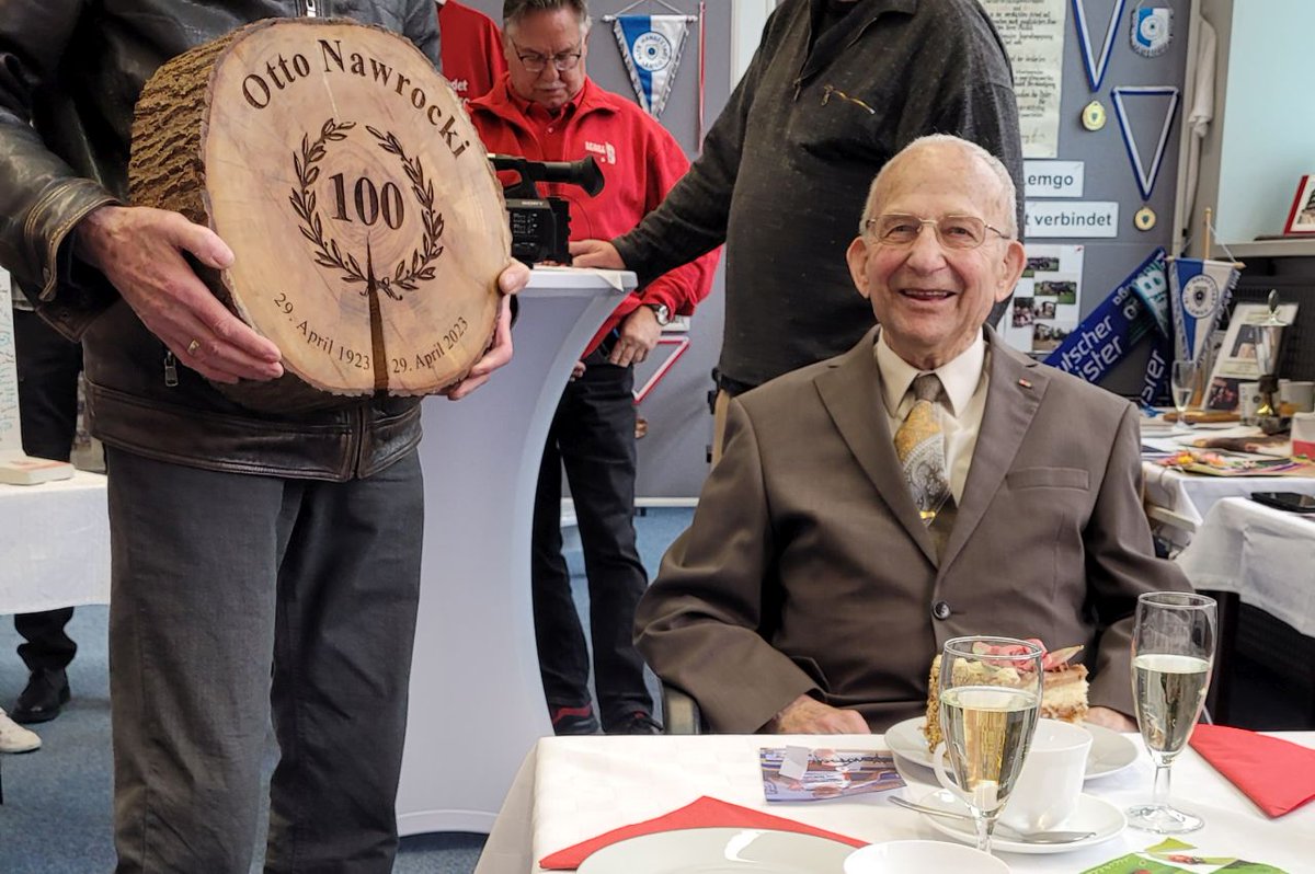 29 Avril 1923: Naissance il y a 101 ans maintenant de Otto Nawrocki, athlète Allemand, né en République de Weimar Remportant une médaille d'Or et une medaille d'Argent, aux Championnats d'Europe en 2009 Entraîneur au BSG Lok Stendal. Il fête aujourd'hui ses 101 ans #HappyBirthday