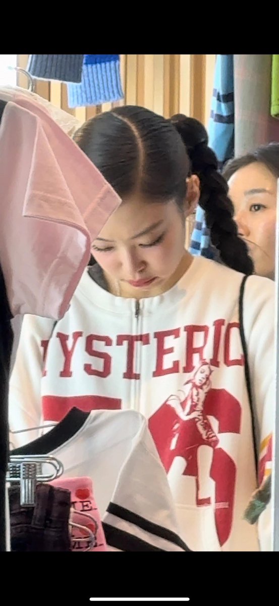 NEWSJENNlE's tweet photo. 📸 240430 #JENNIE spotted in Harajuku https://t.co/bgcASiY5sW