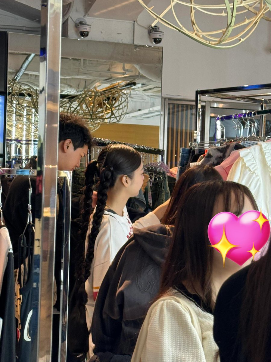 NEWSJENNlE's tweet photo. 📸 240430 #JENNIE spotted in Harajuku https://t.co/bgcASiY5sW