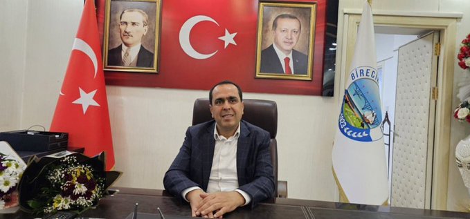 AKP'ye geçeceği iddia edilen başkan DEM Parti'den istifa etti. Birecik Belediye Başkanı Mehmet Begit, 4 meclis üyesiyle birlikte DEM Parti'den istifa etti. Begit daha önce iki kez AKP'den aday olmak istemiş ancak AKP tarafından aday gösterilmemişti.