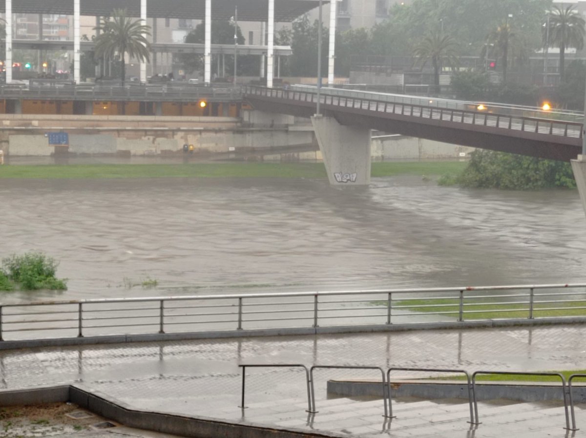 🌧️Imatge està ara mateix el Riu Besòs #Badalona 📸@DiariStAdria