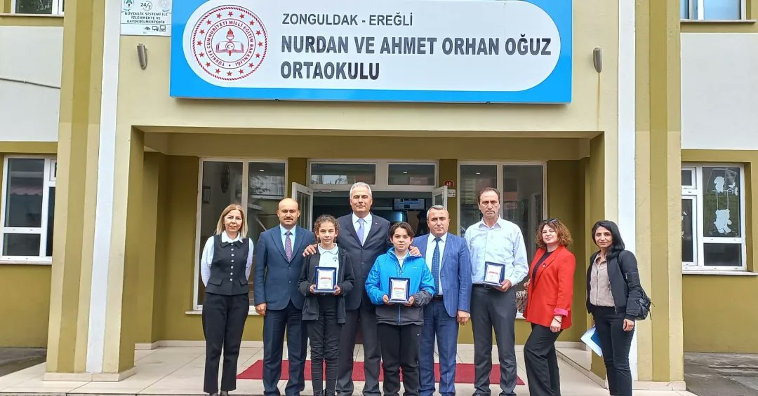 NAOO67's tweet photo. İlçe Milli Eğitim Müdürümüz Sayın Harun AKGÜL ve ŞubeMüdürümüz Sayın Şenol KARAARSLAN TÜBİTAK 2204-BOrtaokullararasi proje yarışmasıTarih alanında AnkaraBölgeSergisinde  2.olan proje sahibi ögrencilerimizi ve danışman öğretmenimizi tebrik ederek başarılarının devamını dilemiştir. https://t.co/LnOqaKsU09