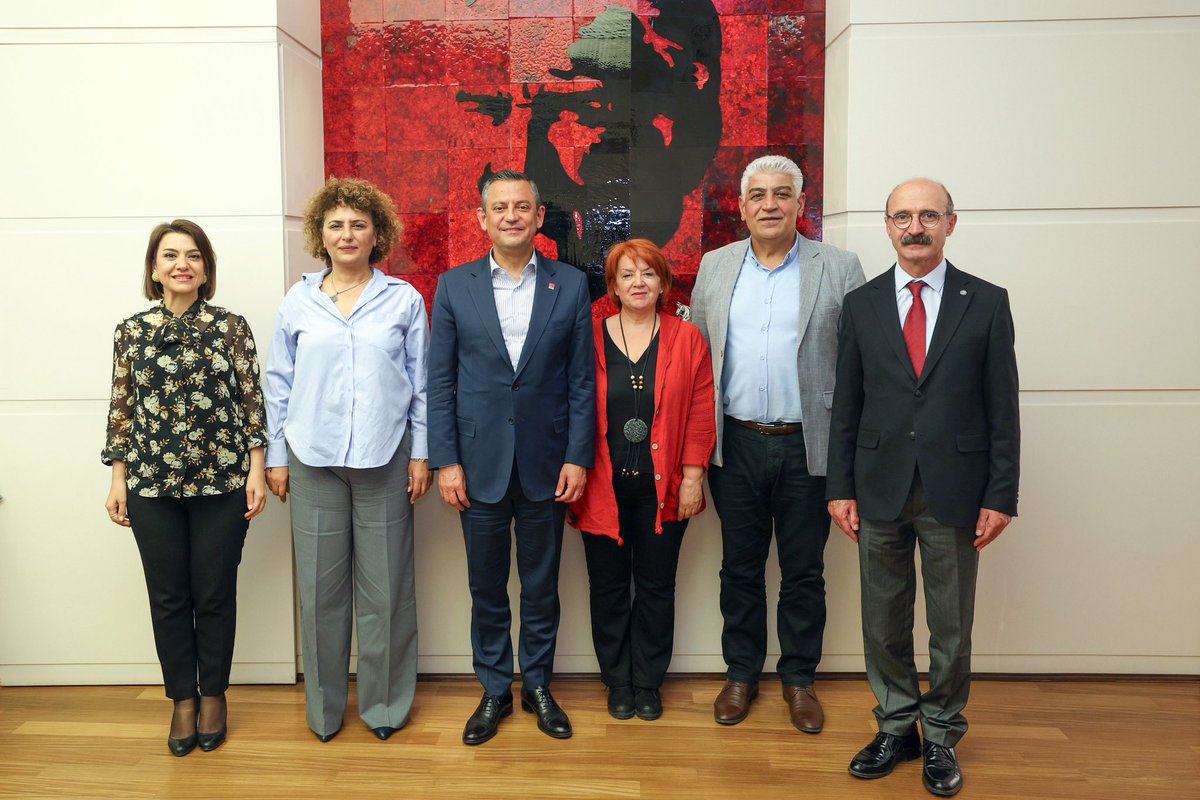 Kamu Emekçileri Sendikaları Konfederasyonu Eş Başkanı Ayfer Koçak ve beraberindeki heyetin Genel Başkanımız Sayın @eczozgurozel’i ziyaretlerine eşlik ettim.