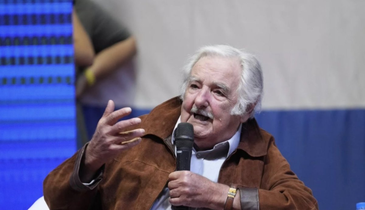 O ex-presidente uruguaio José 'Pepe' Mujica (2010–2015) anunciou nesta segunda-feira (29) que está com um tumor no esôfago, detectado no dia 26 de abril, durante um check-up médico. Seu caso é 'duplamente complexo' devido à sua doença imunológica, o que dificulta a quimioterapia.