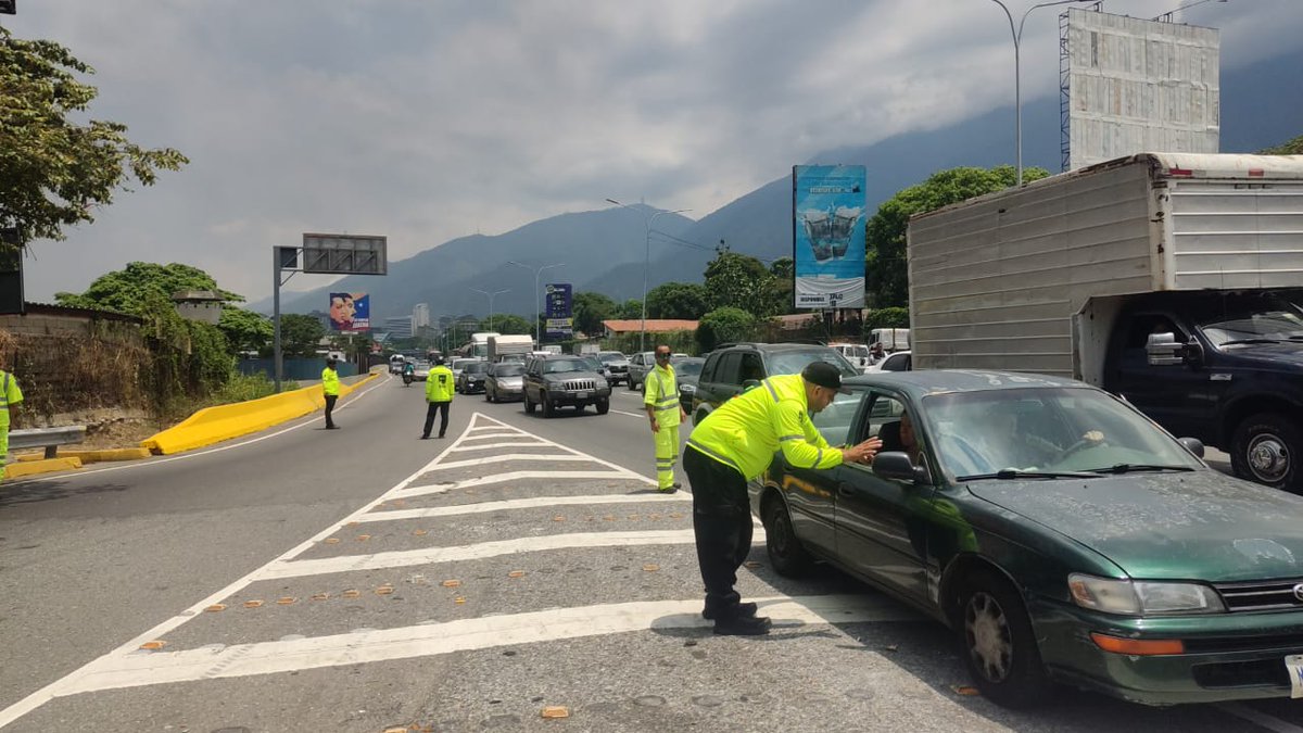 #29Abr| #INTT, VAO, URIV y CPNB, realizan dispositivo de control de tráfico de vehículos con dirección a  Caurimare en la autopista Gran Mariscal de Ayacucho, a causa de incendio moderado en las instalaciones de Firestone. 

#VenezuelaPaísDeEsfuerzoPropio