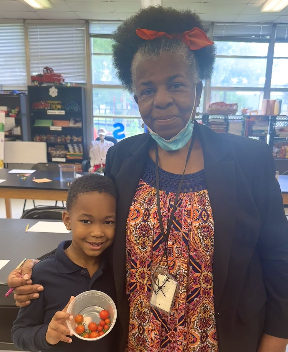 Ross STEM Magnet Kinder Gardens are ripe for picking. We bring the tomatoes; you bring the ranch dressing. #HarvestTime @PrincipalReed_ @ray4d_thebetsy @BetsyRossElem @HISDChoice @TeamHISD @HISDFACE @Brainmogul95 @houstongent @HISDPolice @RossWraparound @erinehines @petecarter3